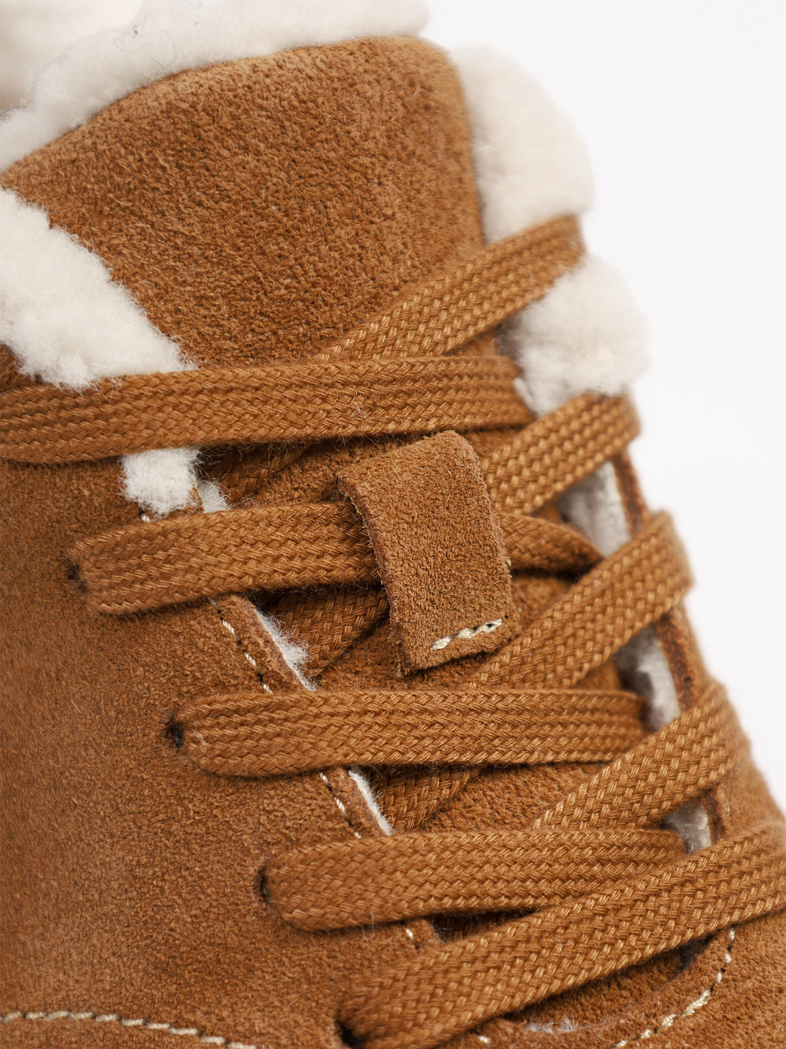 Кроссовки коричневого цвета на рельефной подошве